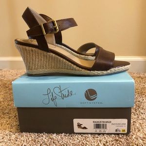 EUC w/box - Life Stride Reagan wedge sandals